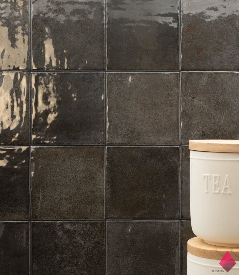 Черная маленькая плитка