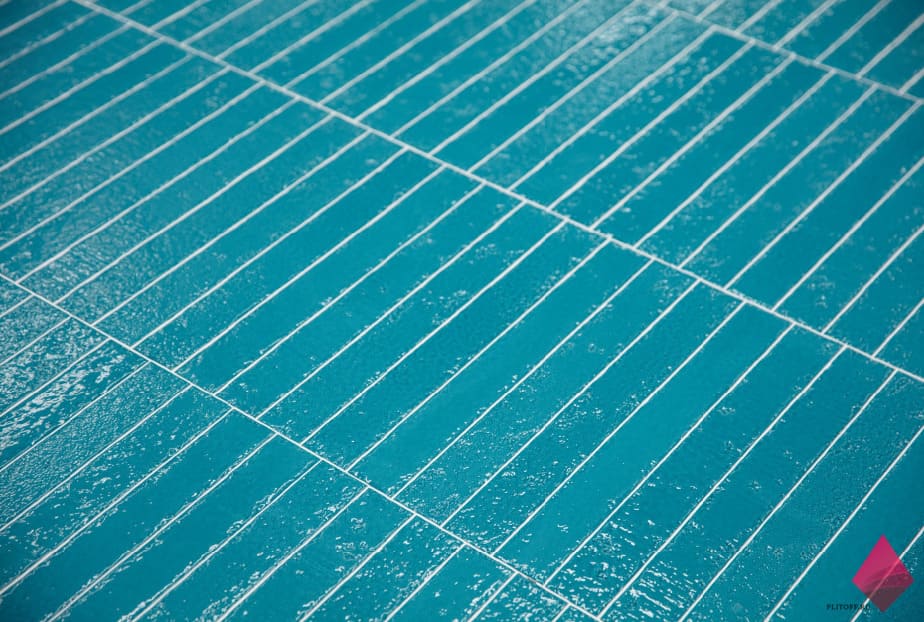 узкая голубая плитка